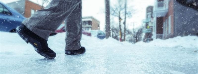 В Киеве на выходных будет скользко: как правильно ходить и ездить при гололеде