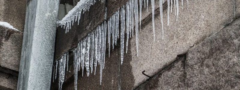 Жителей Киева атакуют острые сосульки: где лучше не ходить