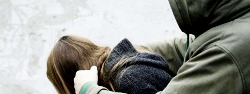 В Киеве парень избил и ограбил девушку на первом свидании