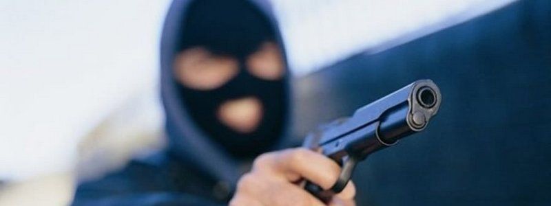 В Киеве на Оболони мужчина вынес кассу, угрожая игрушечным пистолетом