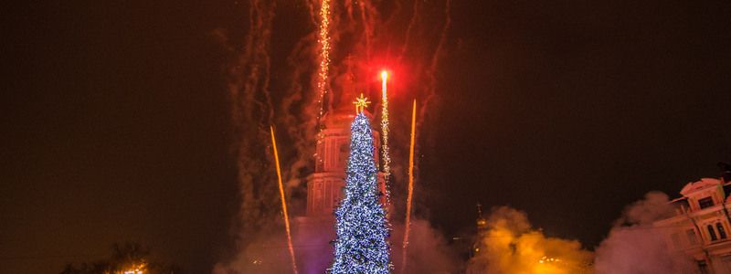 Открытие главной елки страны, митинг секс-работниц и последняя статуэтка «Шукай» в Киеве: неделя в фото