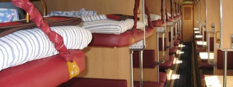 У поїзді Київ-Рахів на жінку впала полка з пасажиром: хто оплатить лікування постраждалої