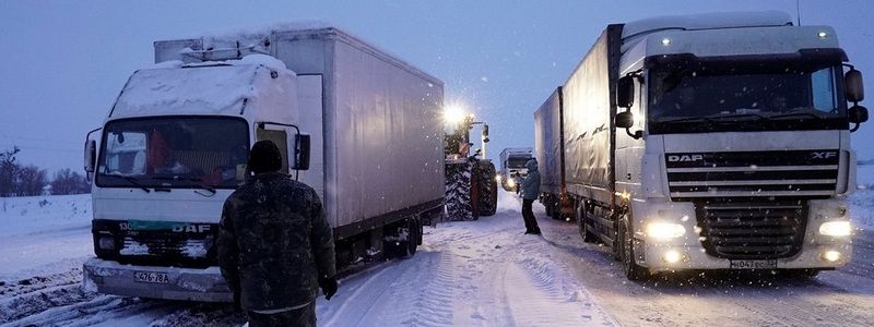 Транспортный коллапс на трассах Украины: когда изменится ситуация и как помогают водителям