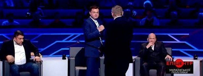 Окончание военного положения в Украине, клон котенка и драка Мосийчука с Семченко: ТОП новостей дня