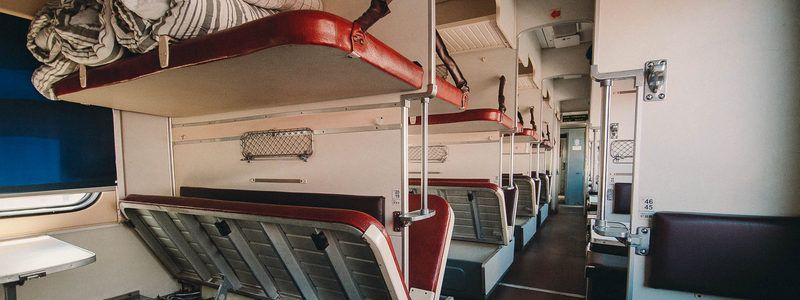 В поезде Киев-Рахов на женщину упала полка с пассажиром: кто оплатит лечение пострадавшей