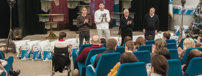 В Киеве игроки и легенда "Динамо" Киев поздравили детей ликвидаторов ЧАЭС с новогодними праздниками
