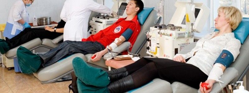 Жителей Киева призывают сдать кровь перед новогодними праздниками: зачем и где можно это сделать