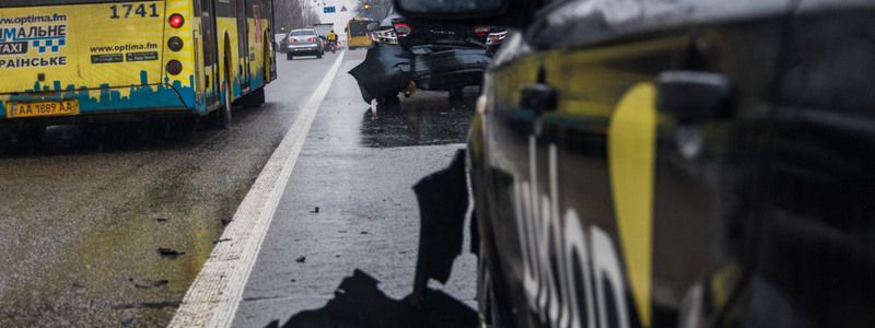 В Киеве возле метро "Университет" такси Uklon влетело в автомобили на полосе общественного транспорта