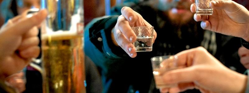 Активированный уголь или вода: что лучше спасает от алкоголя