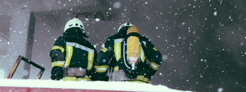 В Киеве среди сгоревшего мусора нашли тело мужчины