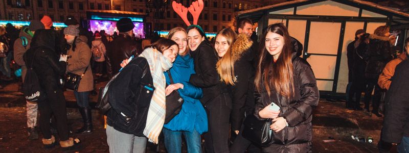 Бегуны, гимн и танцы: как жители и гости Киева встречали Новый год-2019 на Софийской площади