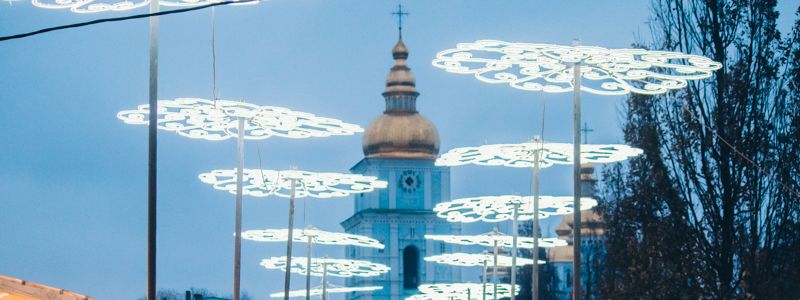 Смех, селфи и уличная еда: в Киеве продолжают отмечать Новый год