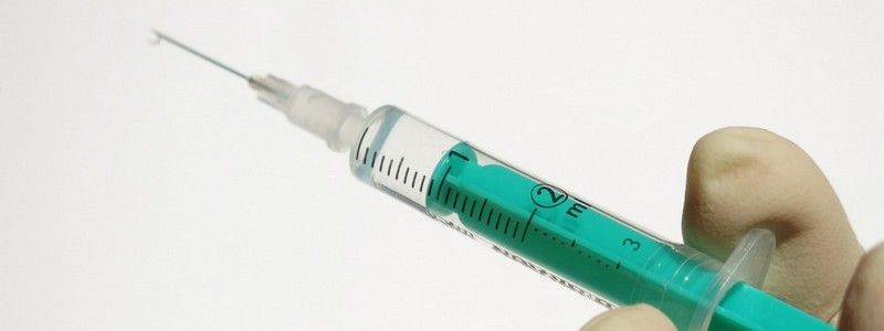 Под Киевом мужчина угрожал девушке шприцем со смертельной инъекцией