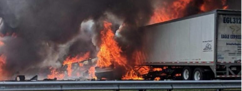 Молния попала в самолет в Польше, хакеры взломали переписку Меркель и смертельное ДТП в США: ТОП новостей дня