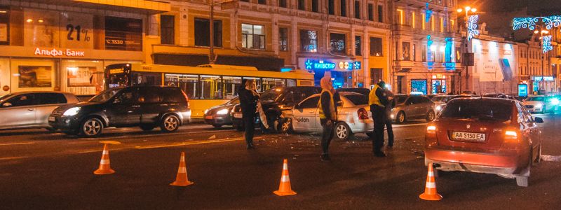 В центре Киева Skoda протаранила такси Uklon и отправила ее в Suzuki