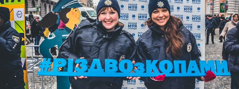 В центре Киева полицейские катали детей на служебных машинах в честь Рождества