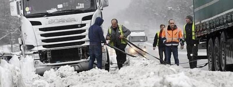 Звезда "Киев днем и ночью" обручилась, смерть Роберта Рута и снежное безумие в Европе: ТОП новостей дня