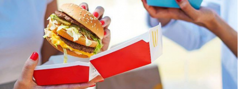 В Киеве в Верховную Раду доставили еду из McDonald's с матерным словом на упаковке