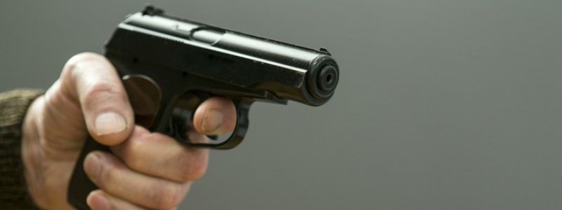 В Святошинском районе Киева 50-летний мужчина стрелял по школе из пневмата