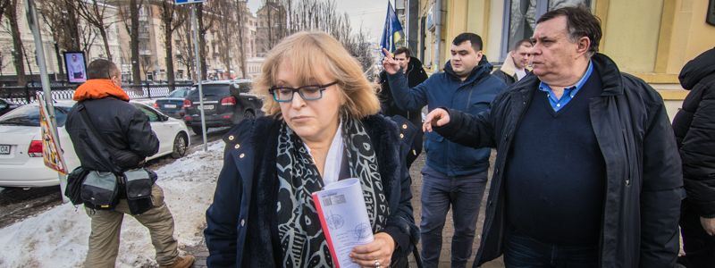 В Киеве экс-ректор с толпой мужчин штурмовали здание НМУ имени Богомольца