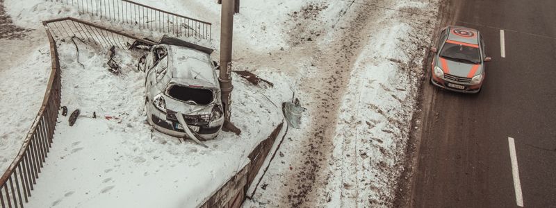 В Киеве на Сырце Renault залетел на парапет моста и впечатался в столб: водителя ищут