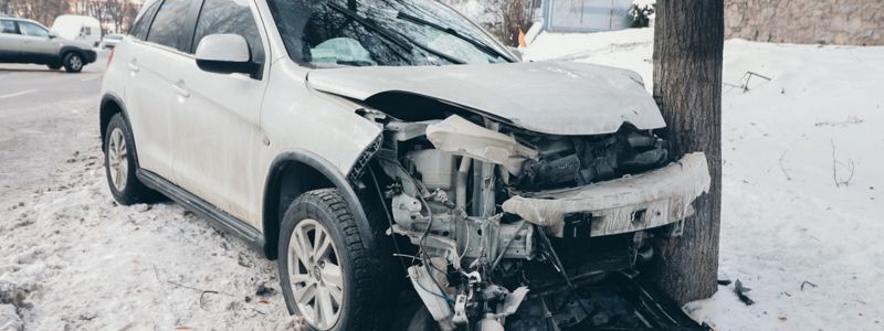 В Голосеевском районе Киева Citroen снес машину на обочине и влетел в дерево