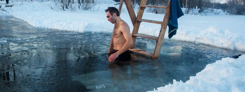 Як допомогти людині, якщо під час пірнання на Водохреща їй стало погано, а поряд немає рятувальників та лікарів
