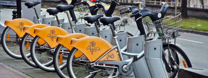 В Киеве возле нескольких станций метро появились велосипедные парковки: узнай, где