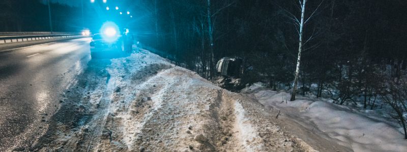 Под Киевом Volkswagen вылетел в кювет и перевернулся