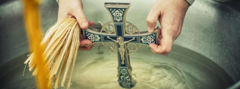 Крещение 2019: зачем набирать святую воду и как ее использовать