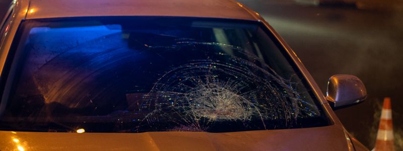 В Киеве возле ТРЦ Lavina Mall пешеход угодил под колеса Skoda