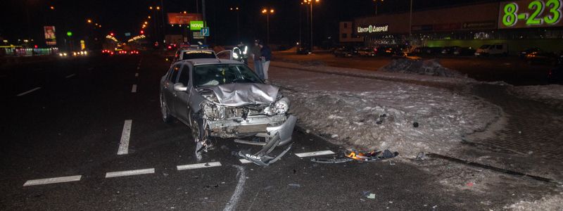 В Киеве на Большой Окружной Renault снес с дороги Mitsubishi с ребенком в салоне: есть пострадавшие