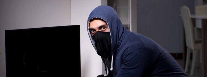 В Киеве серийный вор-домушник ограбил квартиру, не открывая дверь