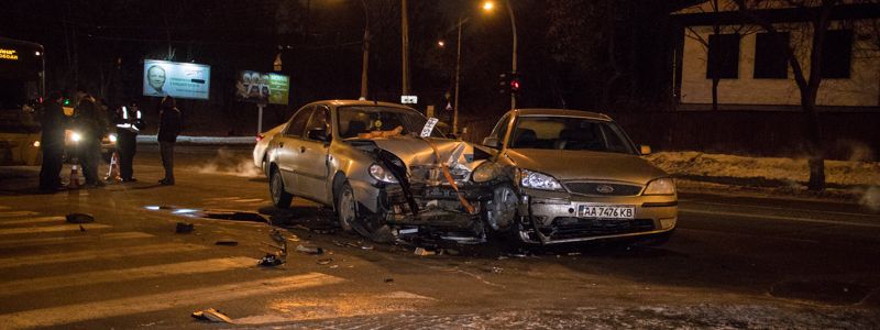 В Киеве на Вышгородской столкновение Ford и Lanos остановило движение троллейбусов