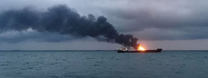 Горящие корабли в Керченском проливе, новый роман Брэда Питта и ДТП с курами в Николаеве: ТОП новостей дня