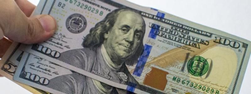 Чого чекати українцям від долара цією весною