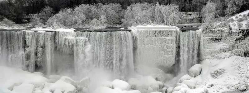 В Ниагаре замерз водопад, в Англии женщина выйдет замуж за одеяло, а Украина покинула рейтинг инновационных стран: ТОП новостей дня