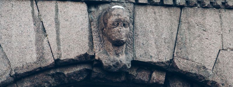 Где в центре Киева найти голову "инопланетянина" и откуда она взялась