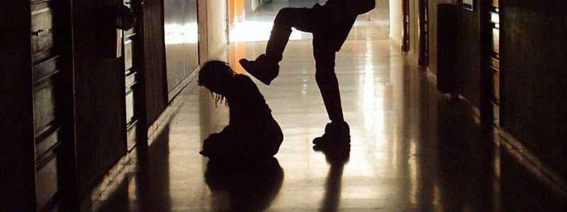 Под Киевом школьницы избили 14-летнюю девочку и "слили" видео побоев в Интернет: что им грозит