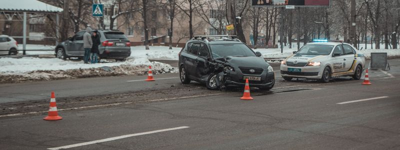 В Киеве BMW X5 с ребенком врезался в Kia Ceed