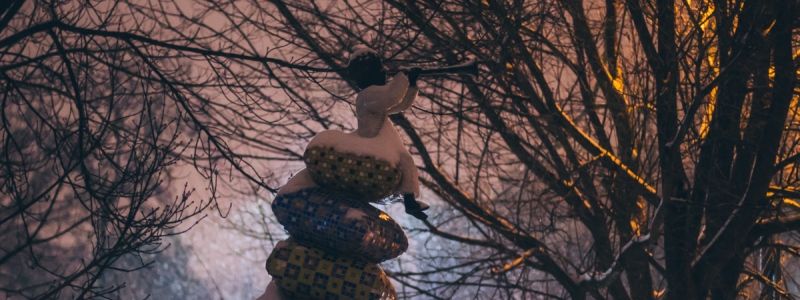 Инопланетянин на Крещатике, "золотой" парк на Сырце и мрачная Пейзажная аллея: неделя в фото