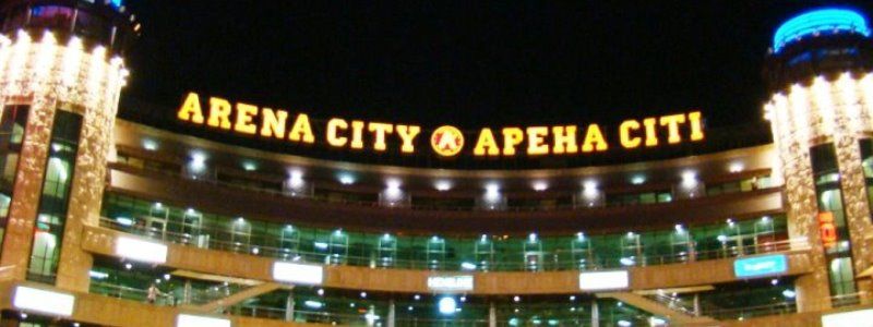 Подростки рассказали, почему толпой избивали мужчину возле "Арена-Сити" в Киеве