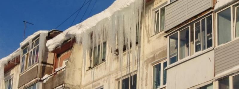 Сосульки в центре Киева: куда звонить, если нужно почистить крышу