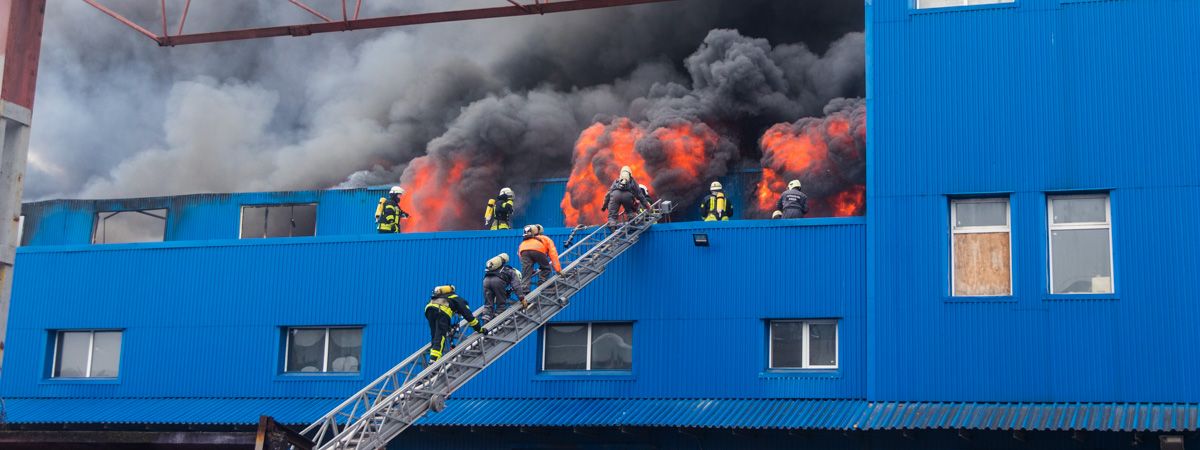 В Киеве продолжают тушить пожар на складах: видео с высоты