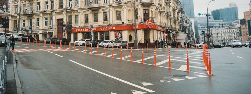 В Киеве на Бессарабке установили разделительные столбики: зачем это нужно