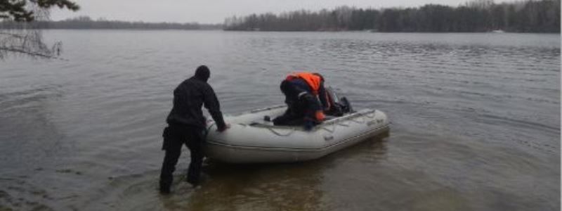 Под Киевом три друга пропали в водах Днепра на лодке: одного нашли мертвым