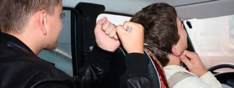 В Киеве трое мужчин избили, ограбили и пытались задушить таксиста