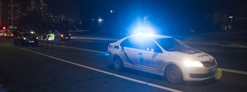 В Киеве Renault с ребенком в салоне сбил пешехода: мужчину госпитализировали