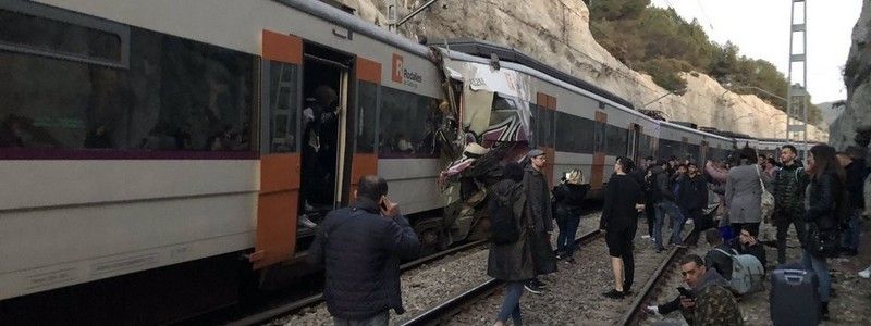 Лобовое столкновение поездов в Испании, темная тема для Google Chrome, и боевые лазеры на Донбассе: ТОП новостей дня