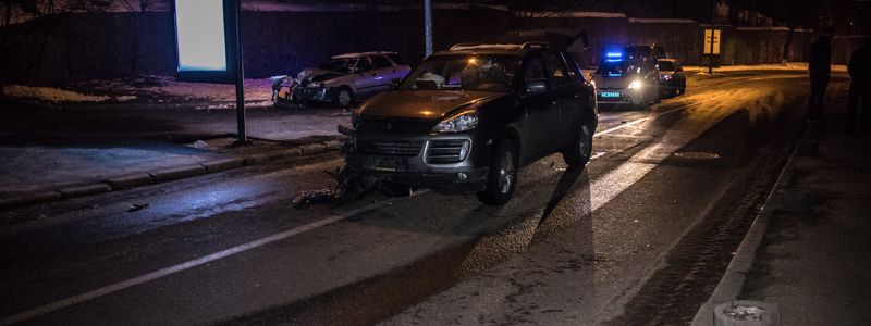 В центре Киева Porsche с синими номерами скрывался от полицейских и влетел в стоящую Suzuki